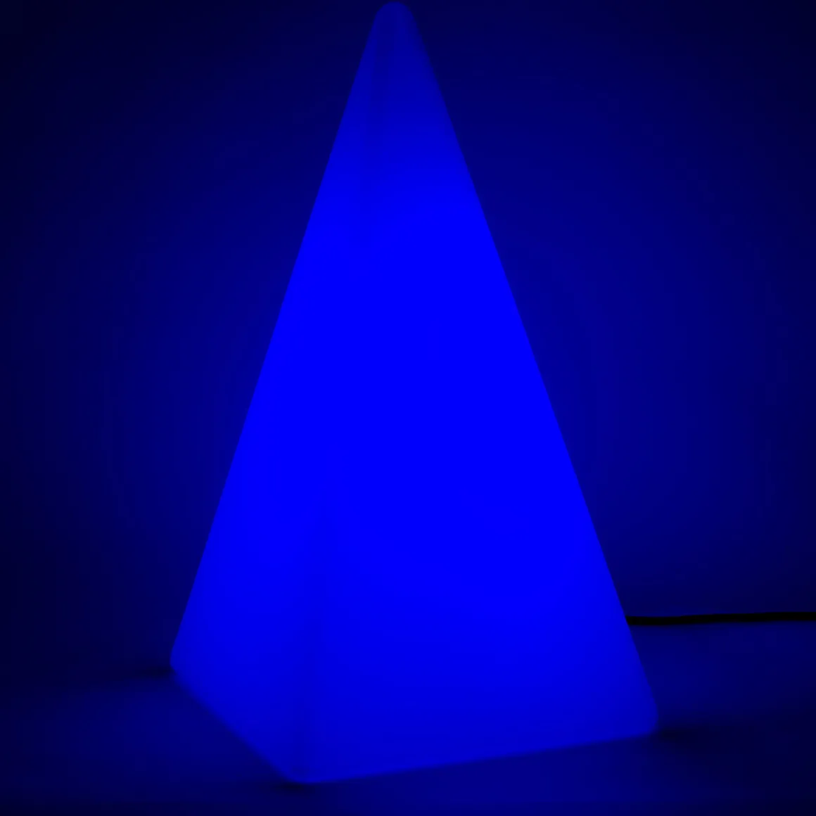 Epstein-Design Pyramide RGBCCT-LED Außenleuchte mit ZigBee