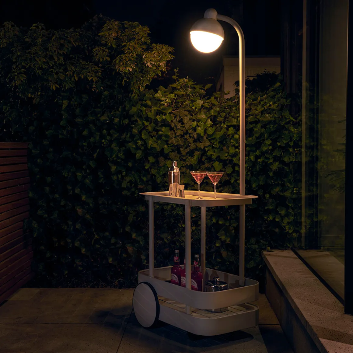 Fatboy Jolly Trolley LED Akkuleuchte & Bar-Trolley