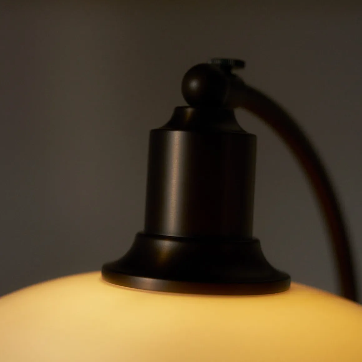 Louis Poulsen PH 2/2 Luna Aged Brass Opal Tischleuchte