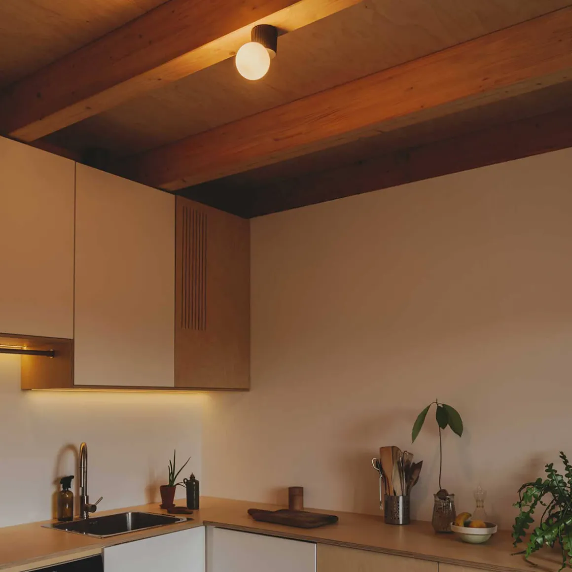 Milan Land Wand- / Deckenleuchte