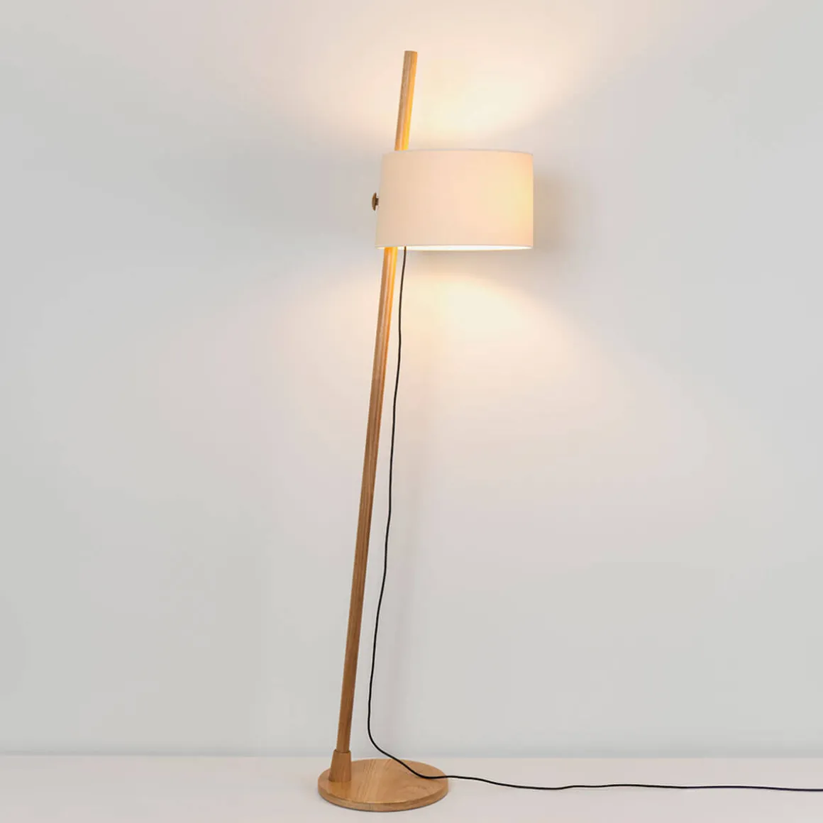 Milan Linood Stehleuchte, geneigt