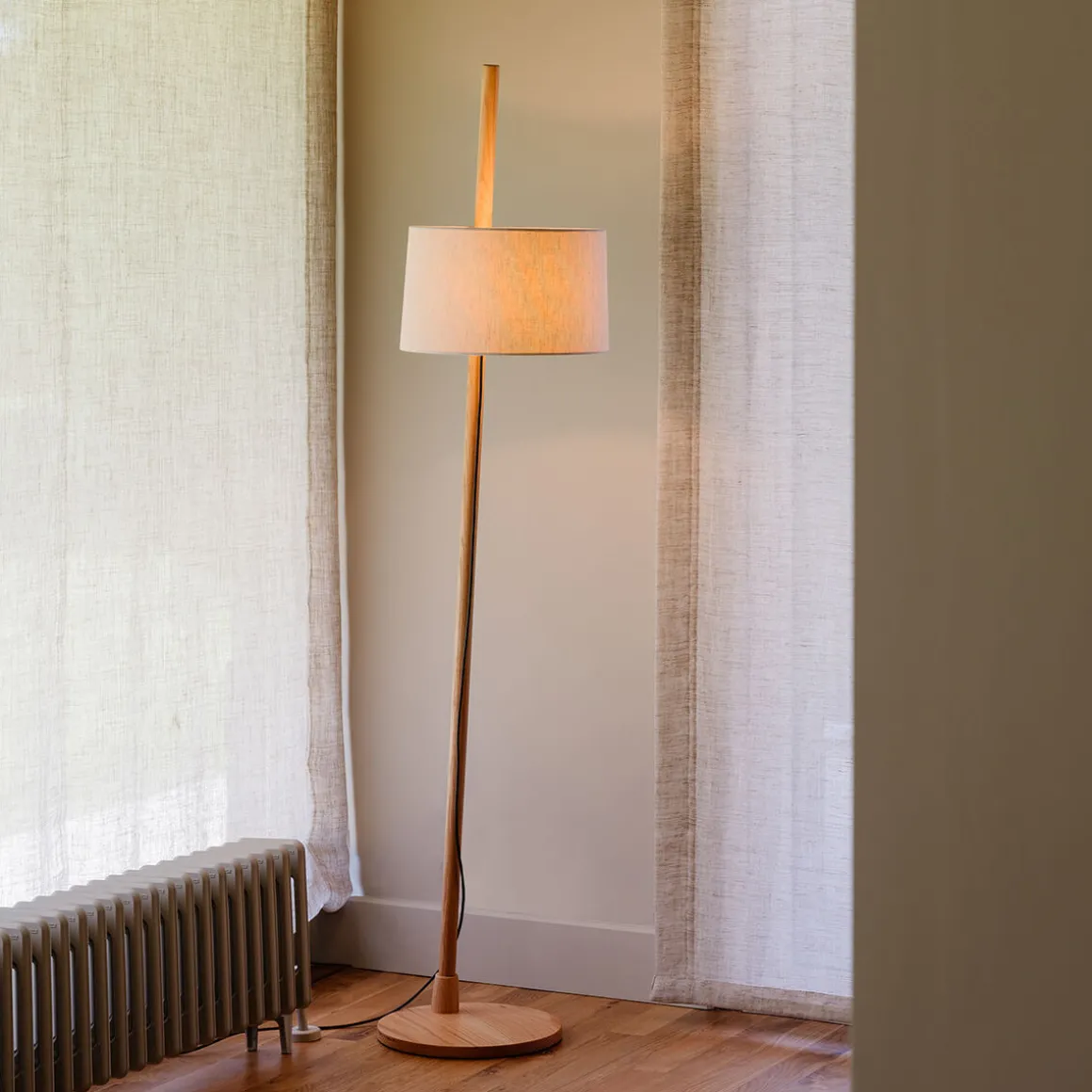 Milan Linood Stehleuchte, geneigt