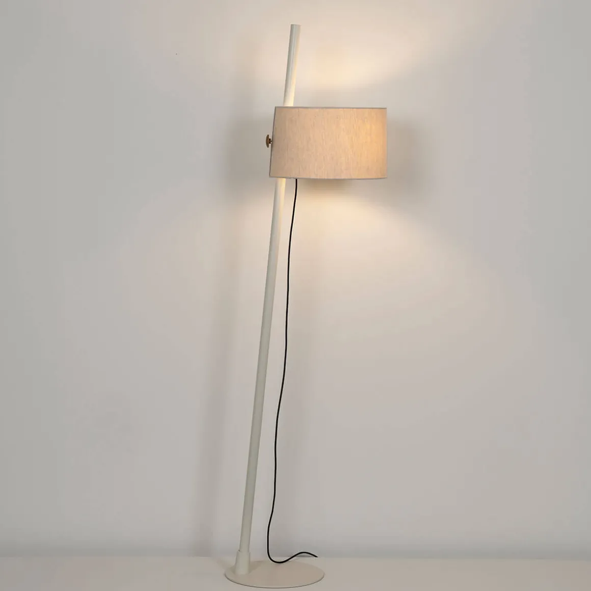 Milan Linood Stehleuchte, geneigt