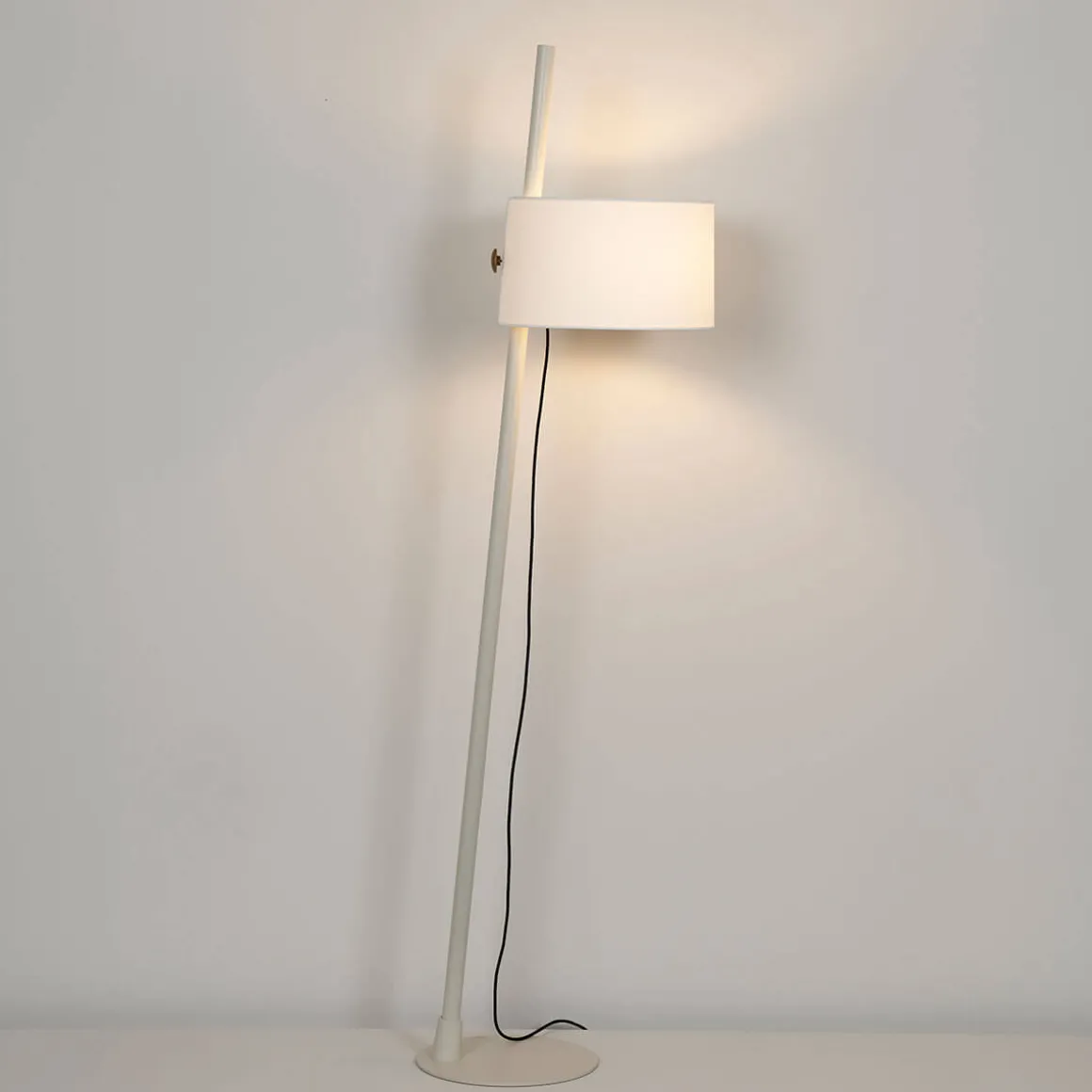 Milan Linood Stehleuchte, geneigt