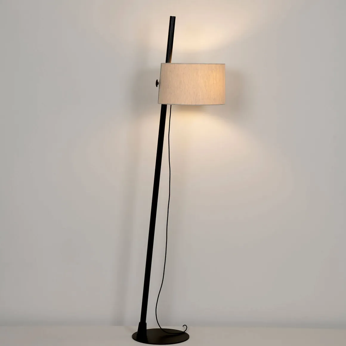 Milan Linood Stehleuchte, geneigt