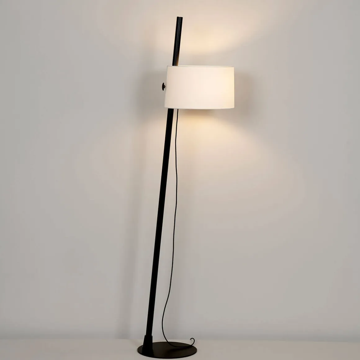 Milan Linood Stehleuchte, geneigt