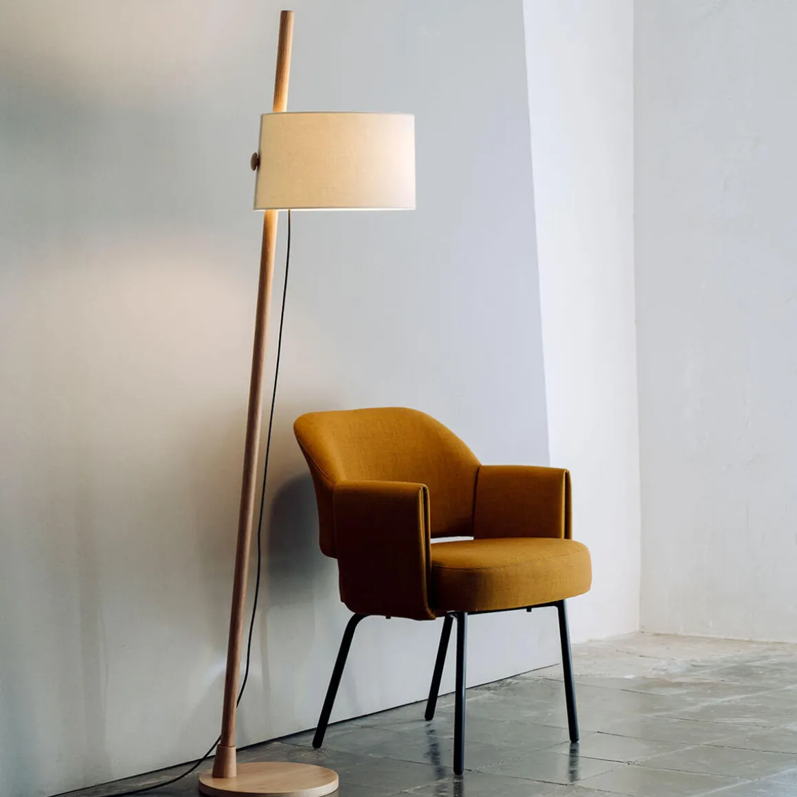 Milan Linood Stehleuchte, geneigt