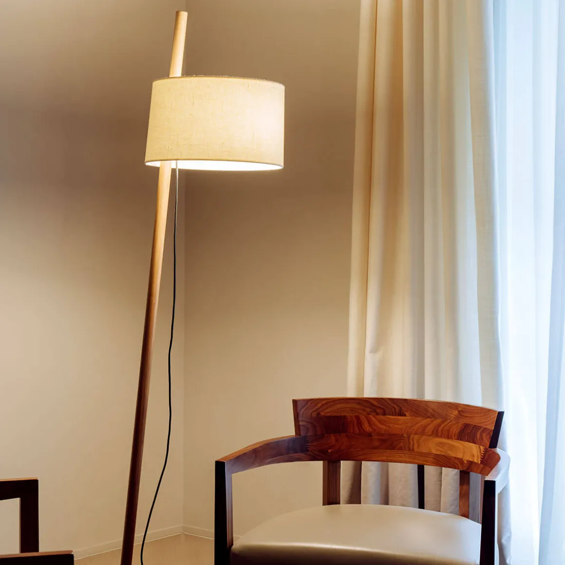 Milan Linood Stehleuchte, geneigt