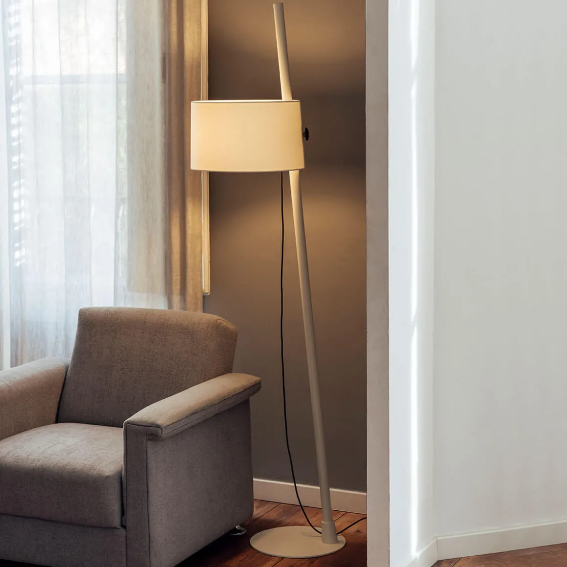 Milan Linood Stehleuchte, geneigt