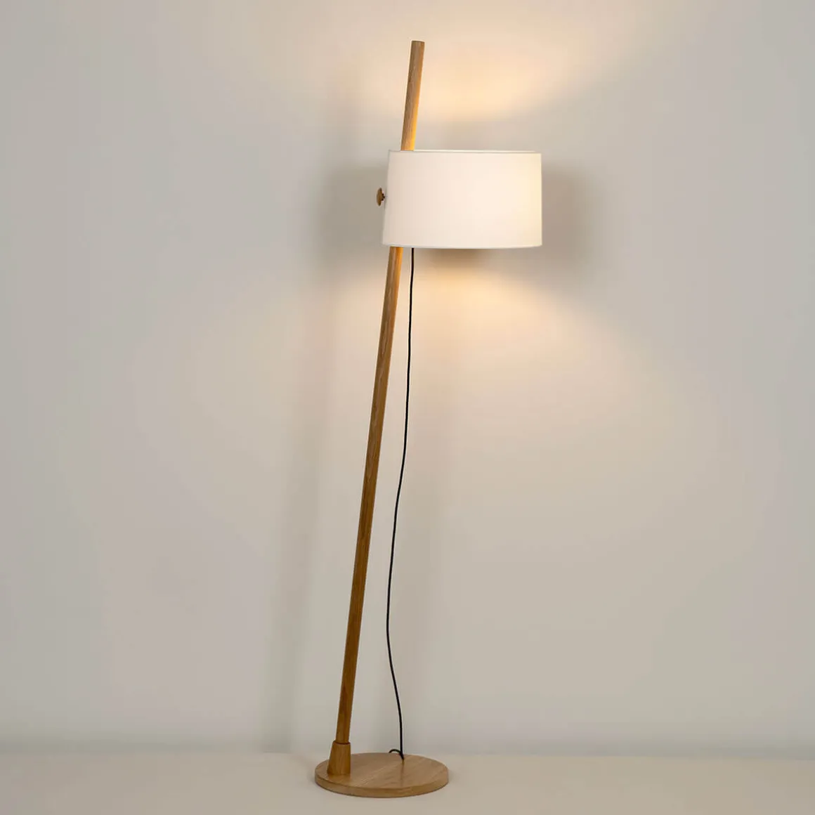 Milan Linood Stehleuchte, geneigt