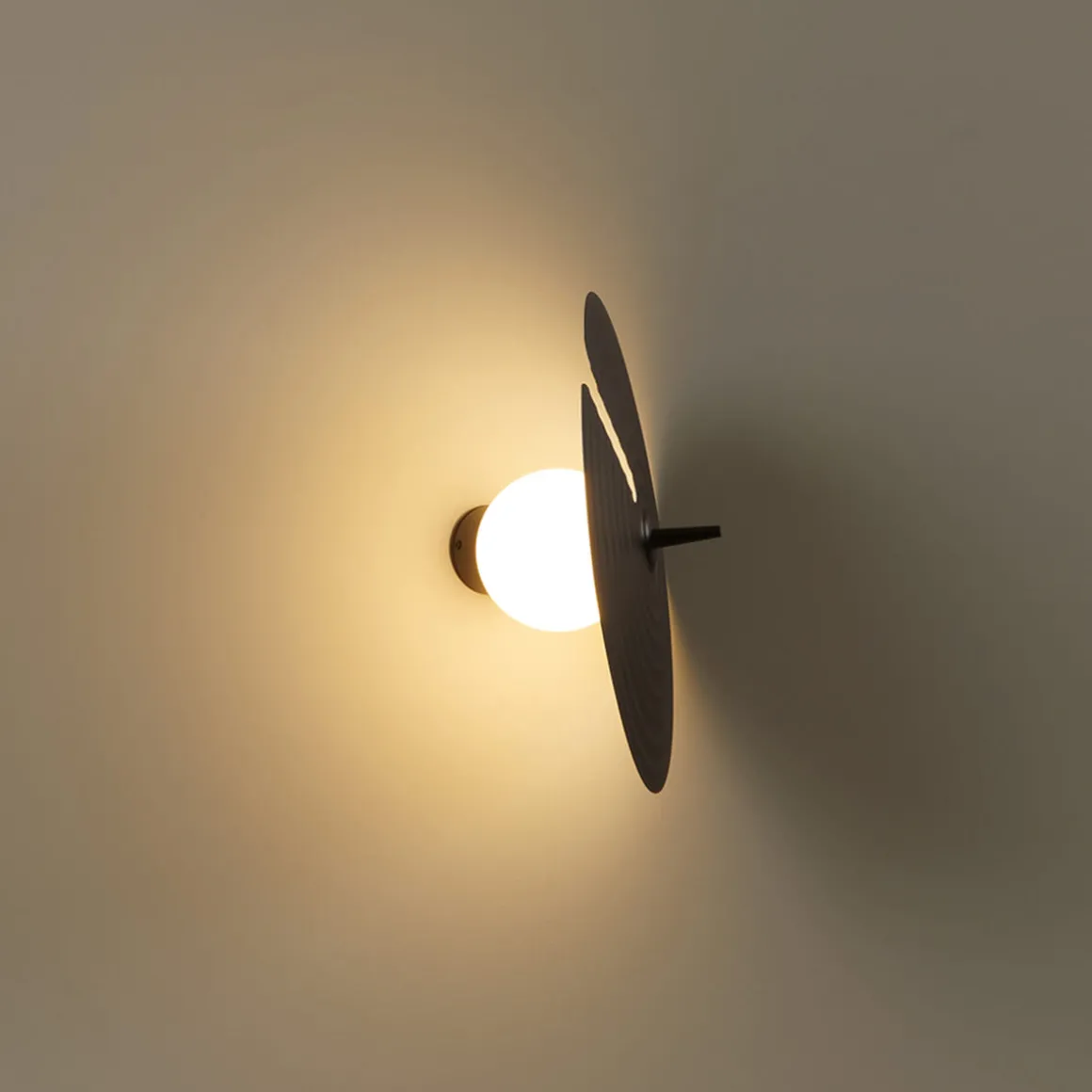 Milan Symphony Wand- / Deckenleuchte