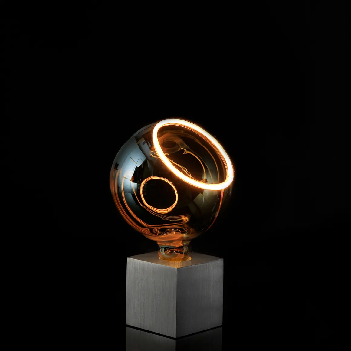 Segula Cubic Tischleuchte mit LED Floating Globe 150 45° smokey grau