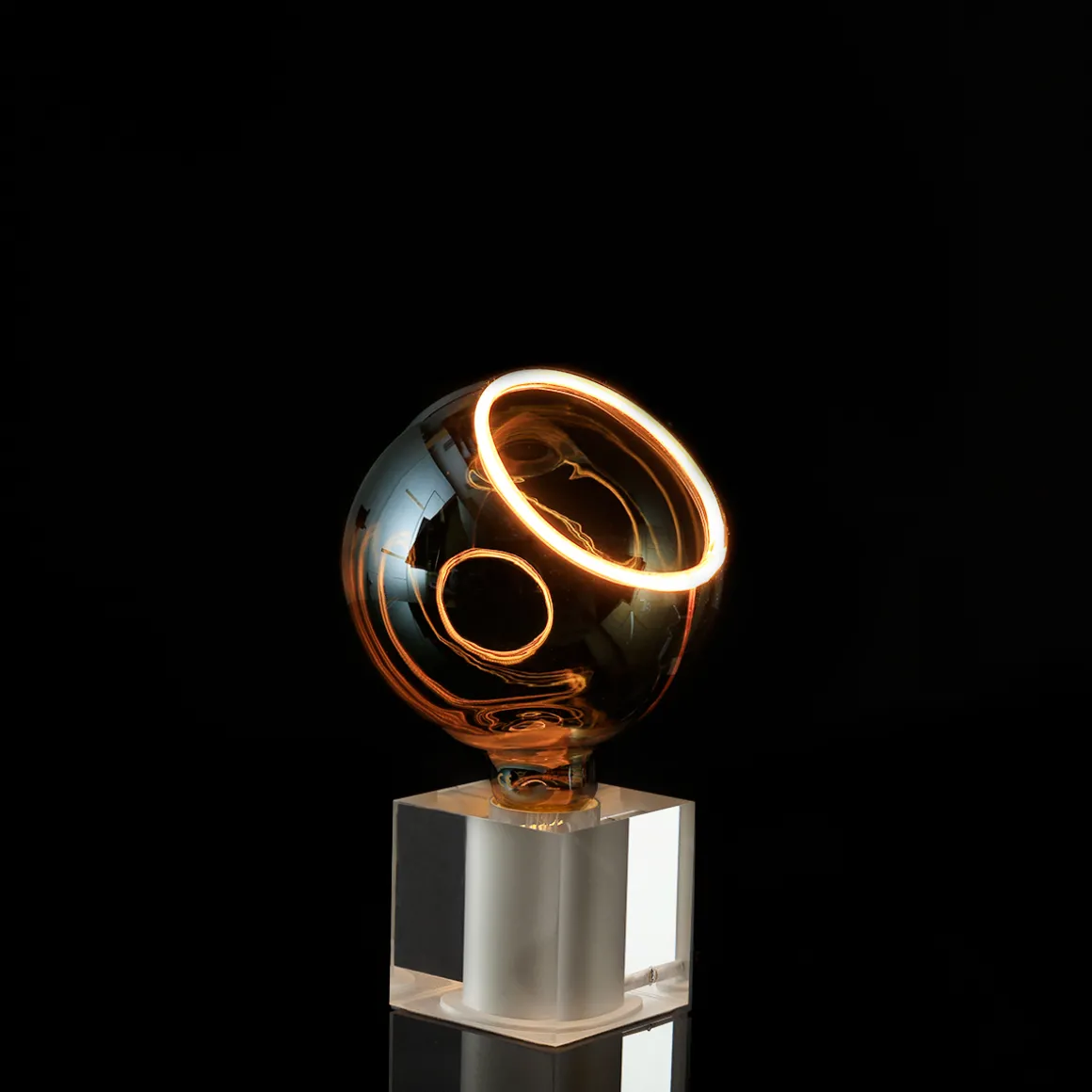 Segula Cubic Tischleuchte mit LED Floating Globe 150 45° smokey grau