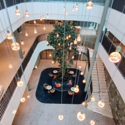 Segula LED Floating Globe 150 twisted smokey grau E27, 6 W, 1900 K, dimmbar