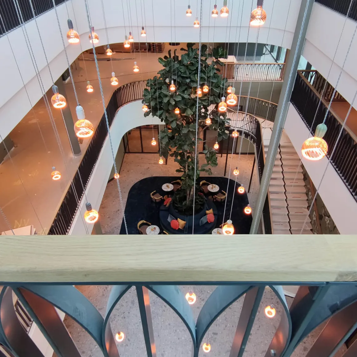 Segula LED Floating Globe 200 twisted smokey grau E27, 6 W, 1900 K, dimmbar