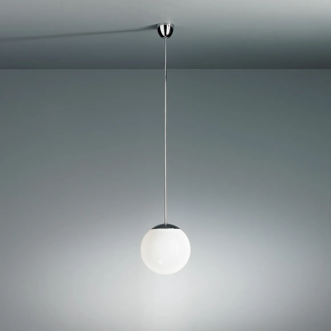 Tecnolumen HL 99 Pendelleuchte mit Opalkugel