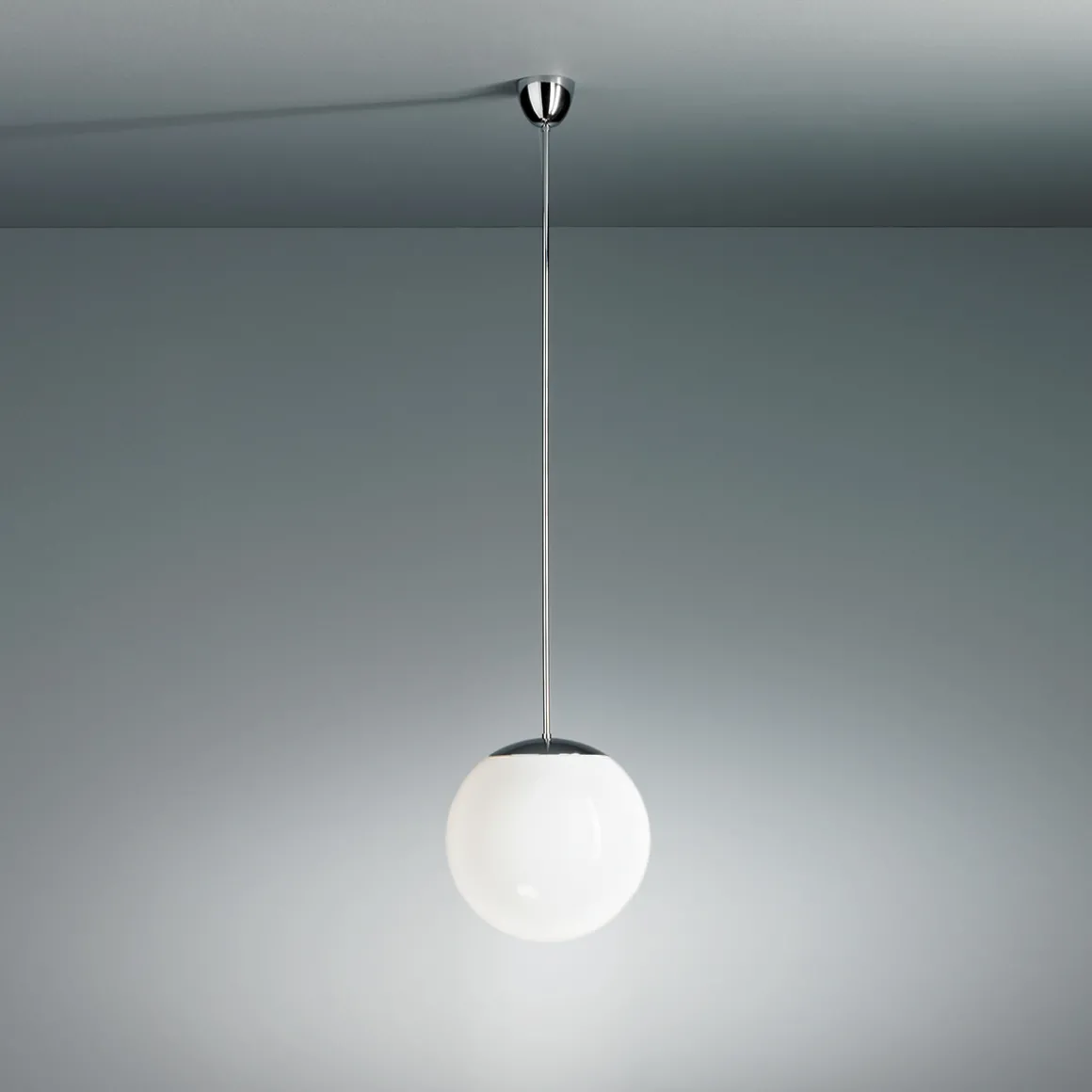 Tecnolumen HL 99 Pendelleuchte mit Opalkugel